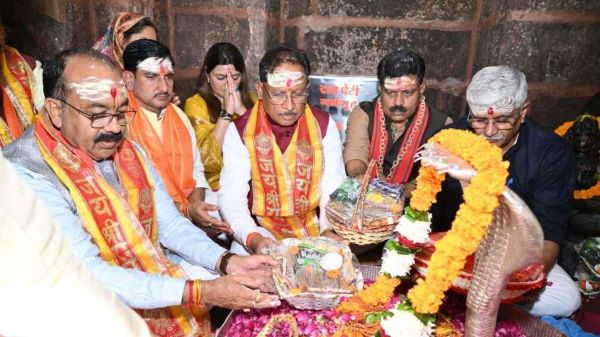 नववर्ष पर मुख्यमंत्री श्री विष्णुदेव साय व केंद्रीय पर्यटन मंत्री ने भोरमदेव मंदिर में की पूजा-अर्चना